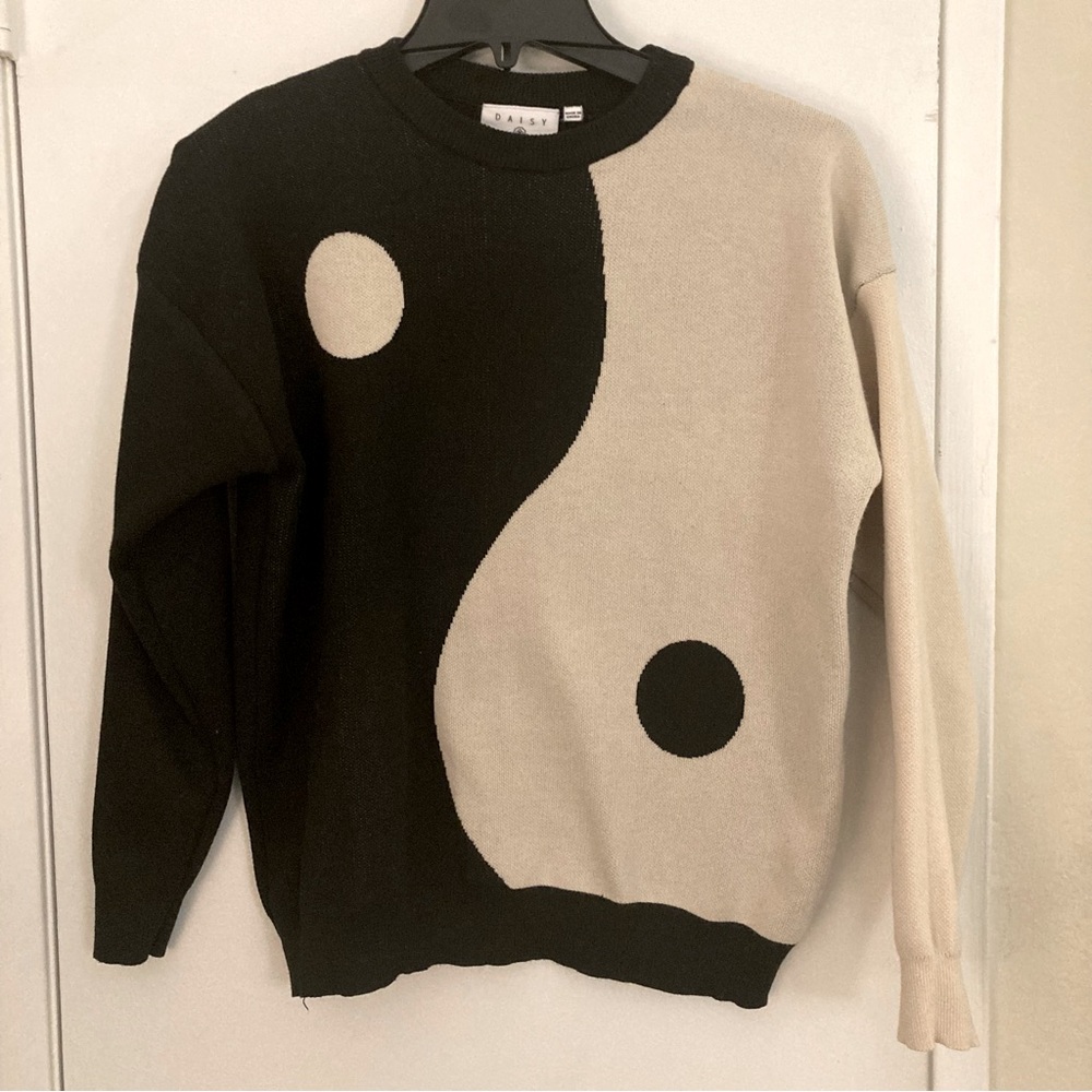 DAISY STREET GRAPHIC YIN-YANG CREWNECK SWEATER—GREAT FOR WINTER LAYERING!